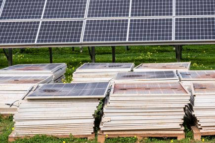 Objem odpadu z dosluhujúcej fotovoltiky rastie, STU predstavila recyklačnú technológiu